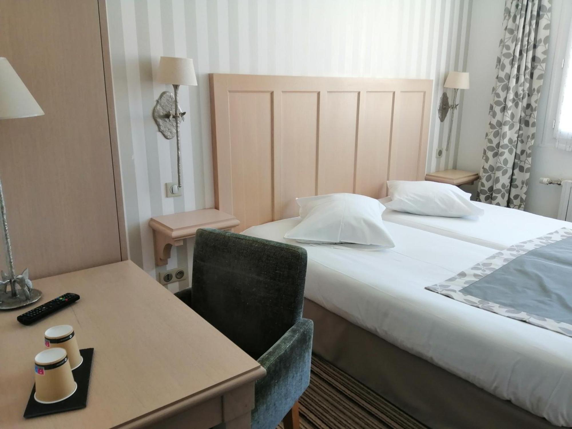 Hotel Les Fleurs Pontaubert Esterno foto